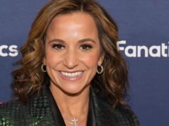 戴安娜·魯西尼(Diana Russini)在交通站的隨身攝影機顯示沒有 NFL 教練進行視訊通話