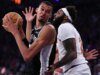 維克多·溫班亞馬 (Victor Wembanyama) 在與米切爾·羅賓遜 (Mitchell Robinson) 的對抗中用力使用手臂後告訴他“我在你的腦海裡”。