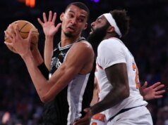 維克多·溫班亞馬 (Victor Wembanyama) 在與米切爾·羅賓遜 (Mitchell Robinson) 的對抗中用力使用手臂後告訴他“我在你的腦海裡”。