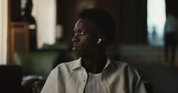 vini-jr-airpods-pro-3-ad.jpg