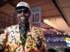 這位尼克斯傳奇人物在 NBA 總決賽期間吃薯片就像吃帶骨雞翅一樣,球迷們的目光無法從他身上移開。