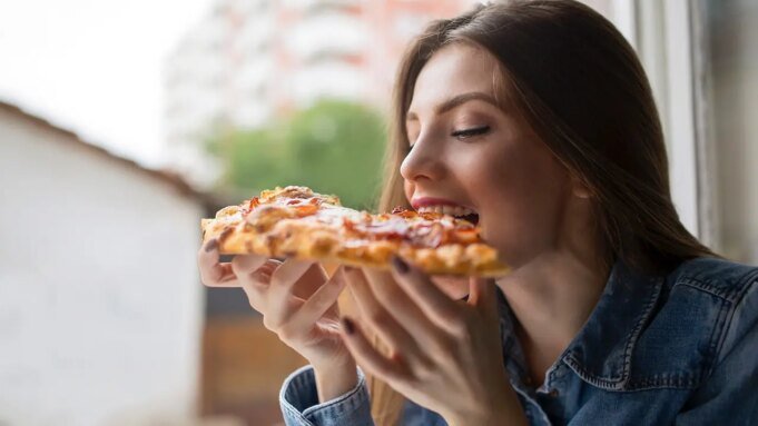 woman_eating_pizza.jpeg