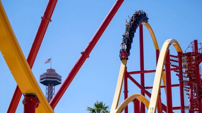 wonder-woman-flight-courage-six-flags-fox-news-001.jpeg