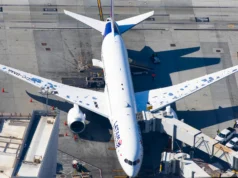 波音 787 夢幻客機在偏遠機場因門撕裂而停飛
