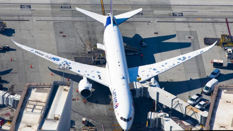 波音 787 夢幻客機在偏遠機場因門撕裂而停飛
