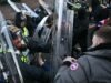 英國警方因殺害一名戴著手銬的學生而受到批評,抗議活動爆發