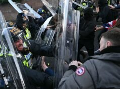 英國警方因殺害一名戴著手銬的學生而受到批評,抗議活動爆發